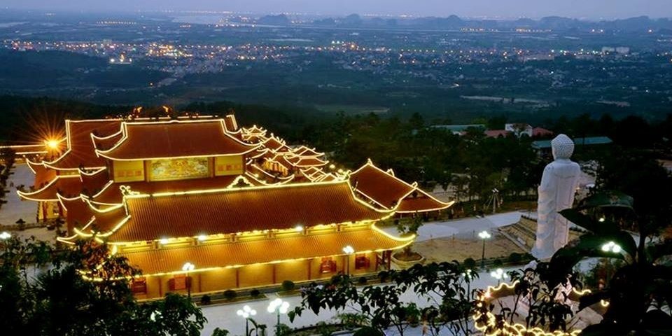 kinh-nghiem-thue-xe-di-chua-ba-vang-hanh-trinh-tron-ven-tai-oriental-transport (1)